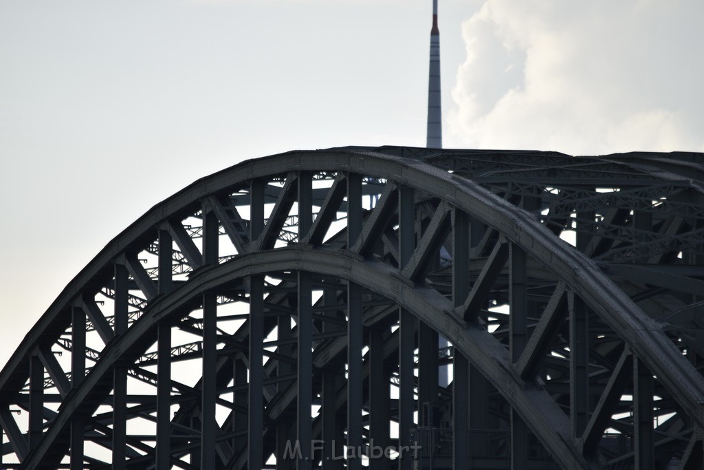 PSpringt kein Suizid Brueckenspringer Koeln Hohenzollernbruecke P091.JPG - Miklos Laubert